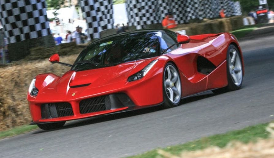 80 ritka autó, köztük egy LaFerrari égett porrá egy gyújtogatásban