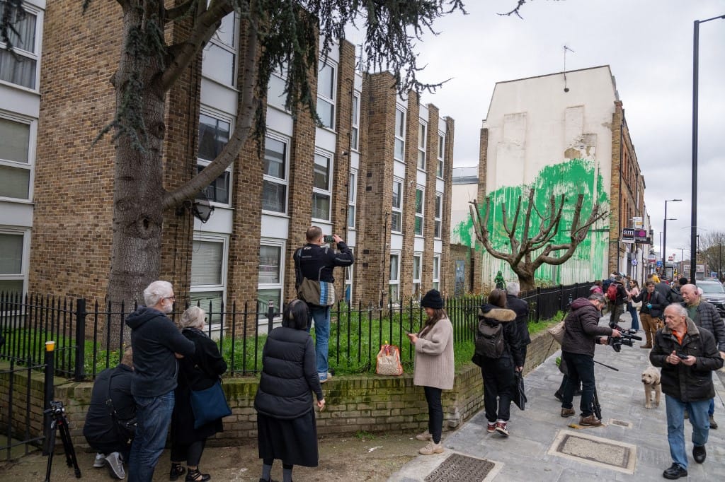 Máris megrongálták Banksy új londoni falfestményét