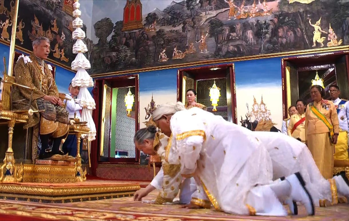 Elkezdődött a thai király háromnapos koronázási ceremóniája - fotók