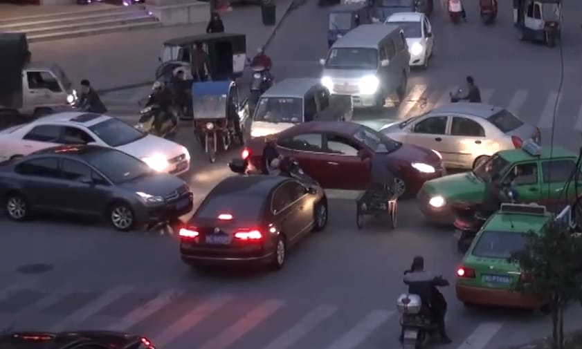 A nap videója: élet a jelzőlámpa nélküli káoszos kereszteződésben