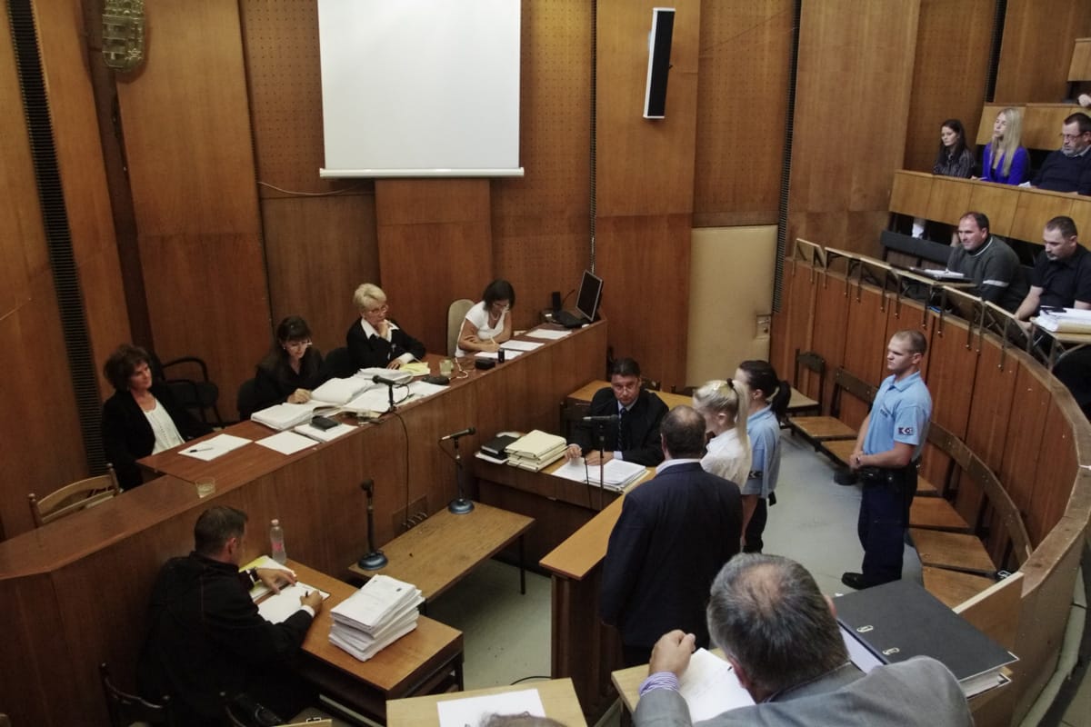 Nekimegy az ügyészség Rezesova szakértőjének