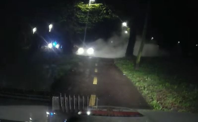A járőrök oltották el a menekülő autós kocsiját miután kerékpártartóknak csapódott – videó