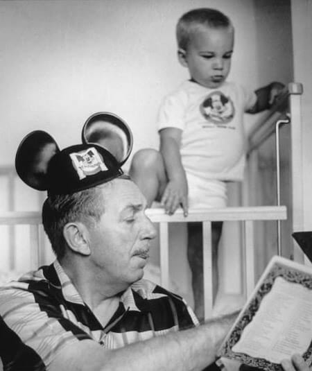 Kép: Walt Disney mesét olvas unokájának