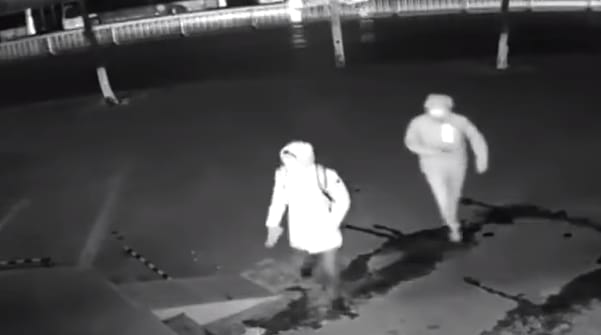 Téglával indultak betörni a kirakatot, ami azután történt, arra egyikük sem számított – videó