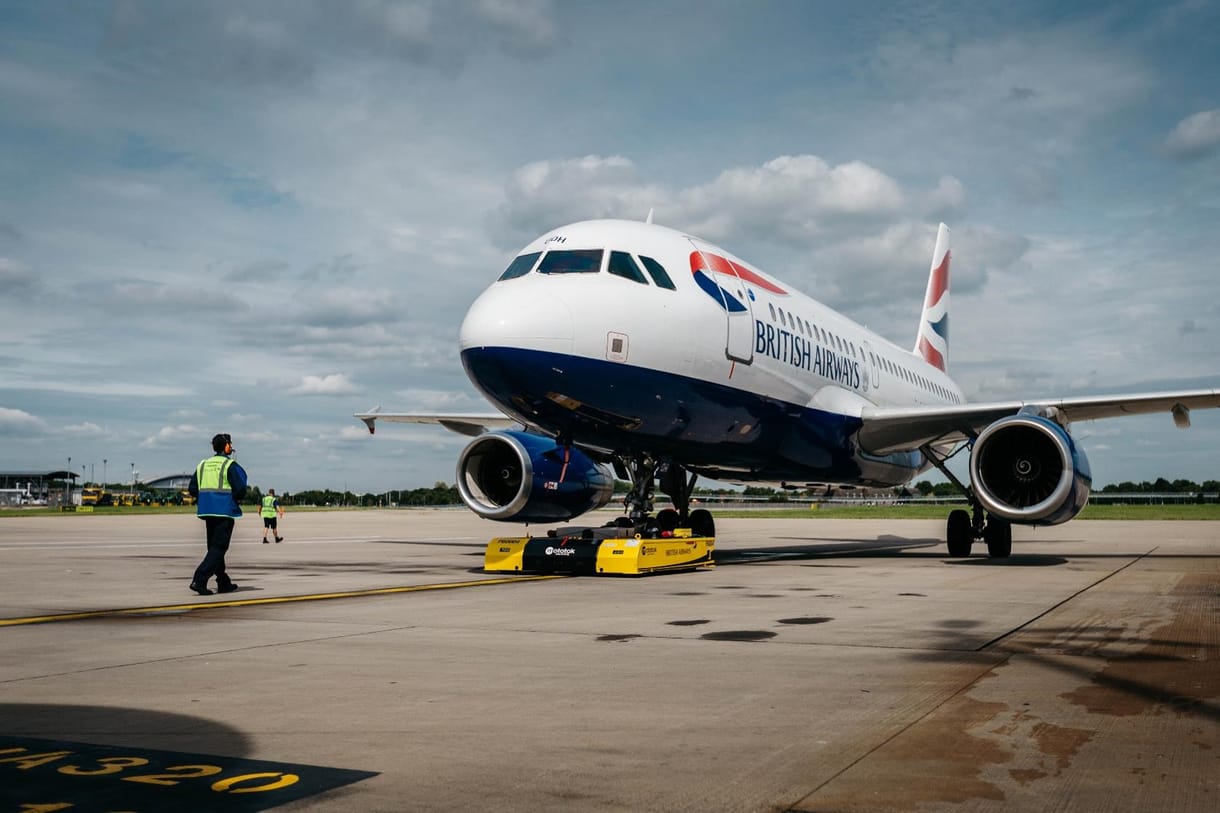 5 új gép állt szolgálatba a Heathrow repülőtéren, több száz tonnás repülőket tologatnak – videó