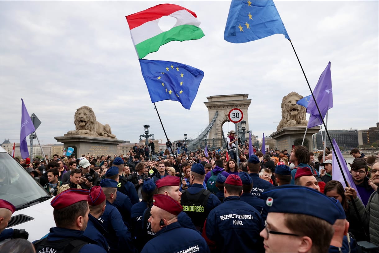 A Parlamenttől a Várba vonultak volna a momentumosok az Alaptörvény-módosítás miatt, de útjukat állta a rendőrsorfal