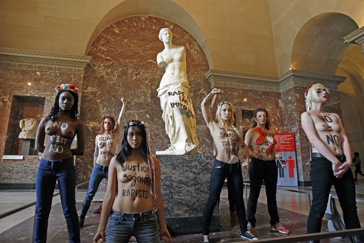 Fotó: félmeztelen nők szállták meg a Louvre-ot