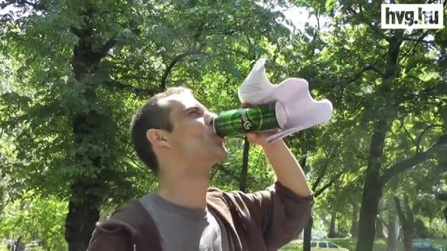 Videó: vécéavatás sörrel, kutyával