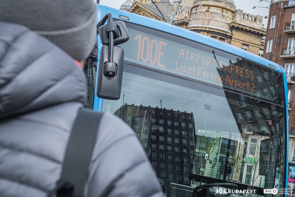 Évekbe telt, de rájött a BKK, hogyan ismerhetik fel a turisták a reptéri buszt
