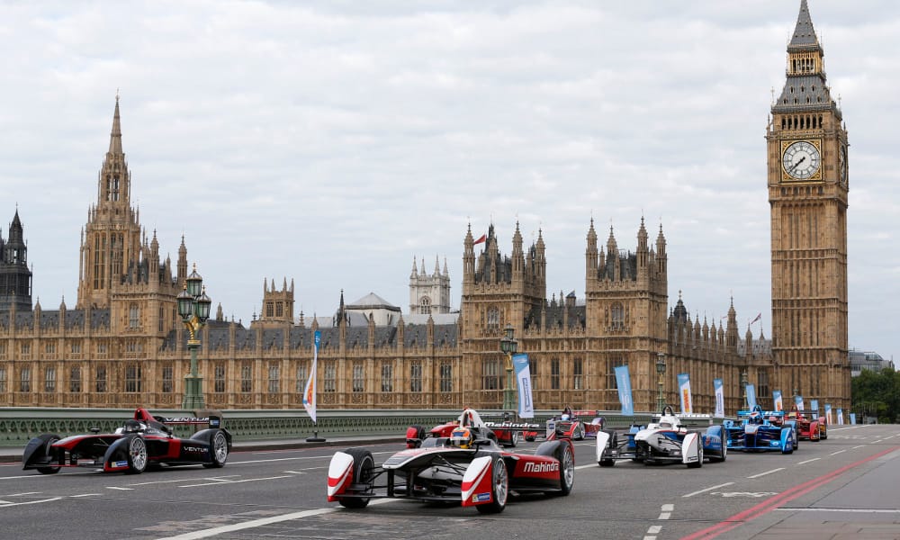 Elektromos formulaautók cirkáltak London utcáin - videó