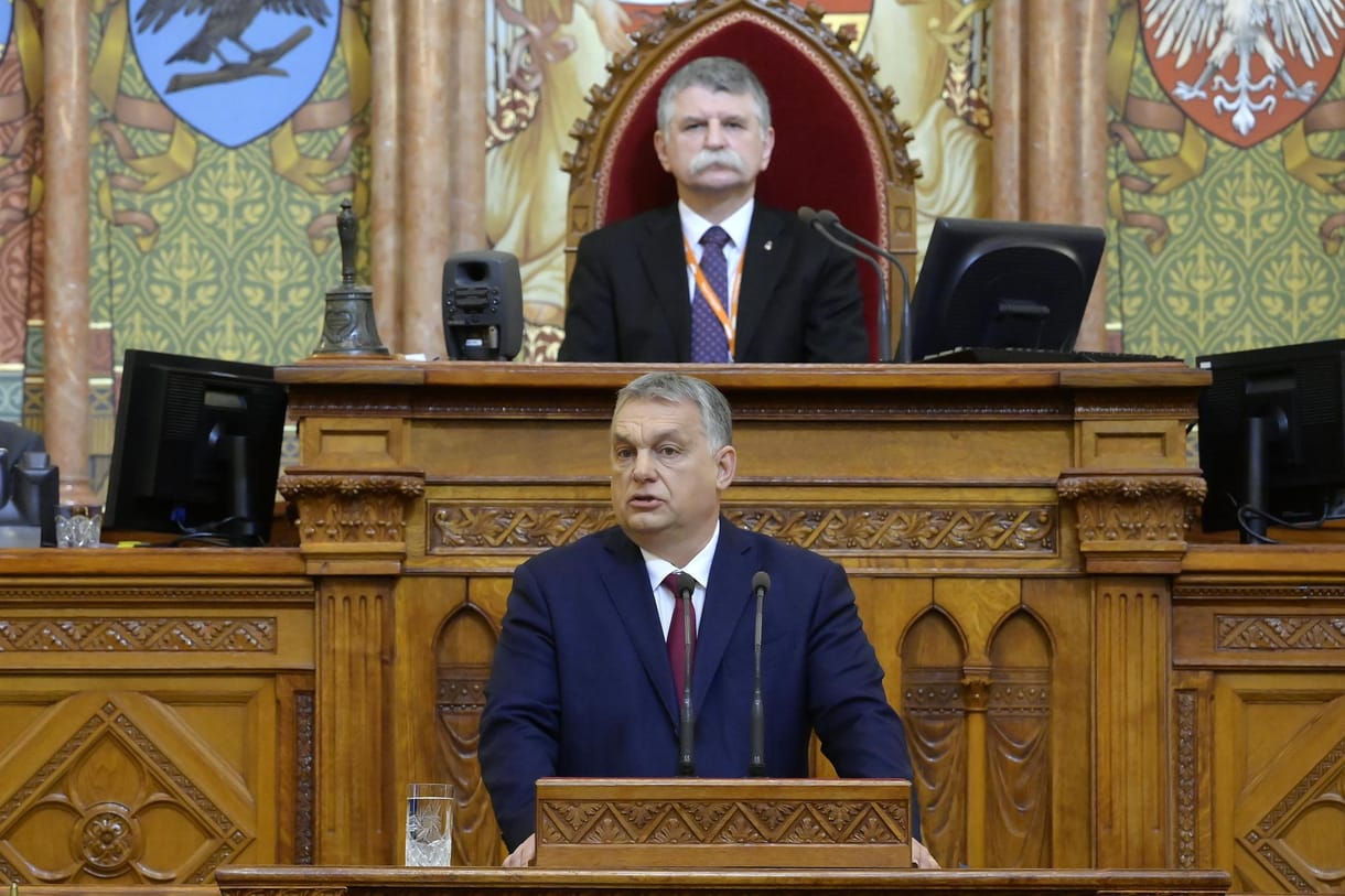 Orbán a Parlamentben: A konzultáció után fokozatosan ki fogjuk vezetni a korlátozásokat