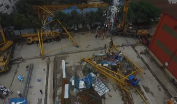 Fotó, videó: 18 embert ölt meg egy leomló daru Kínában