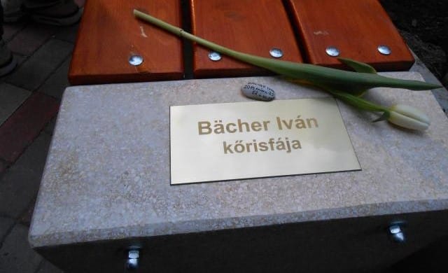 El kellett távolítani Bächer Iván emlékpadját a Pozsonyi útról, mert egy hajléktalan férfi odaköltözött