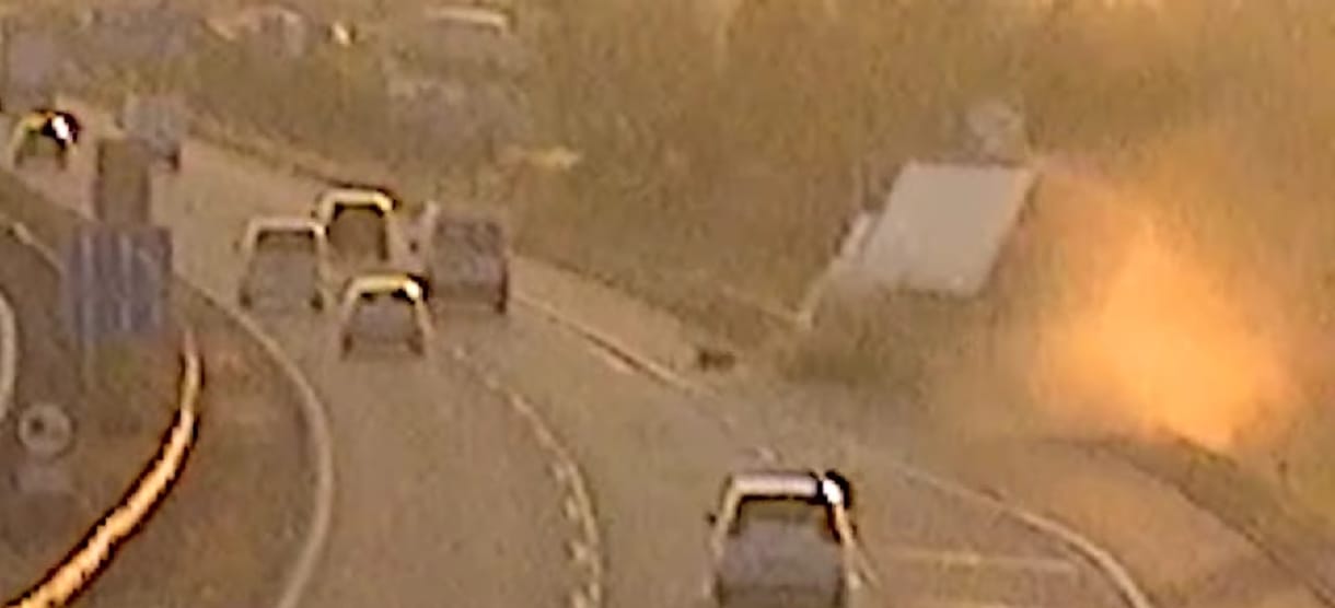 Nem vette be a kanyart, egyenesen a szalagkorlátnak rohant egy kamion az M1-esen – videó