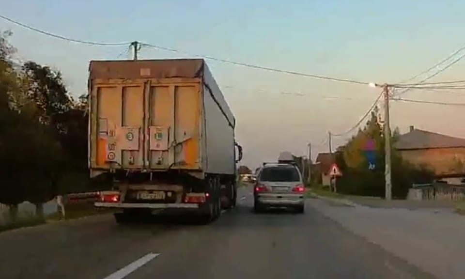 A nap videója: nyomdafestéket nem tűrő módon előz a kamionos