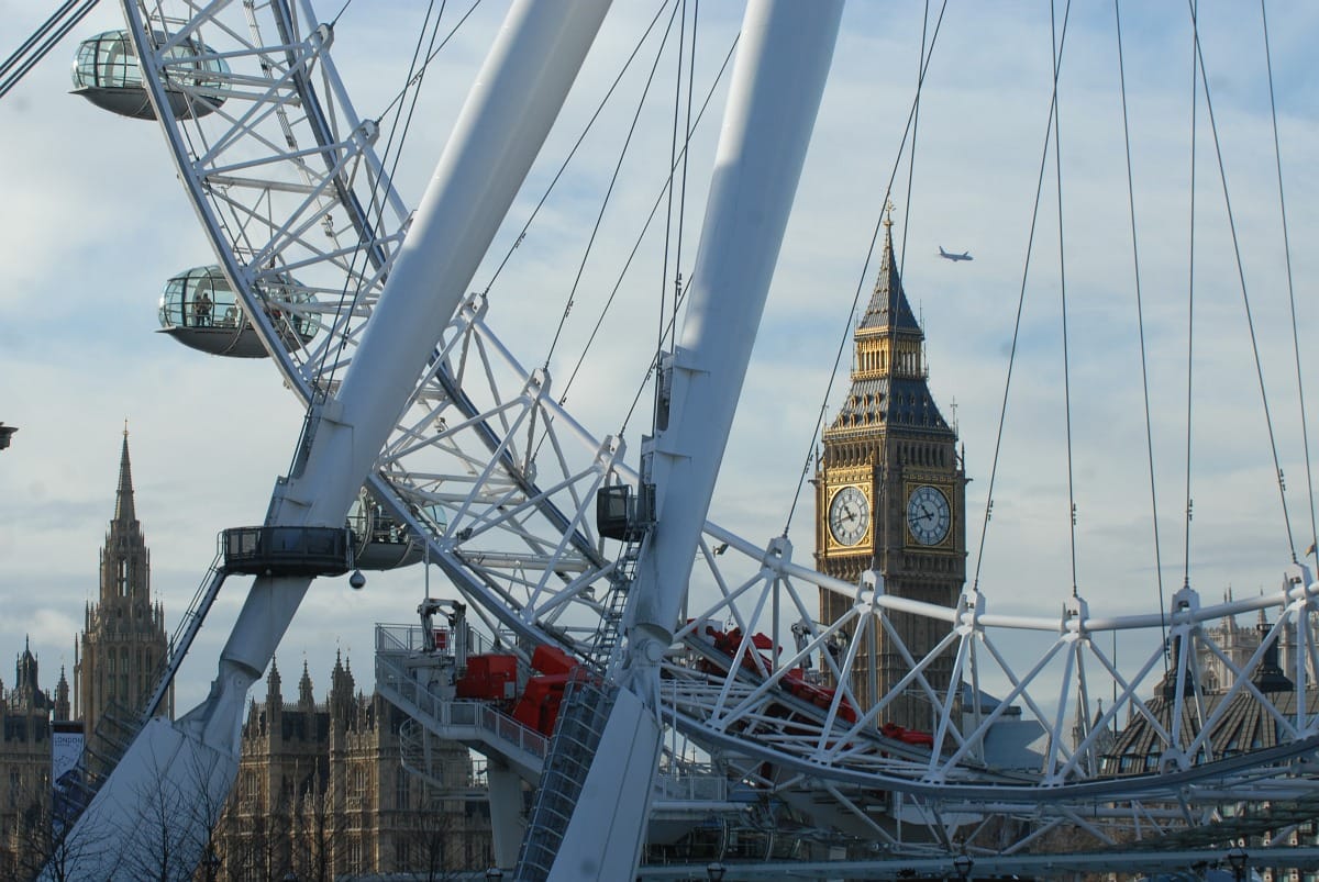 Több mint száz környezetvédőt vettek őrizetbe Londonban