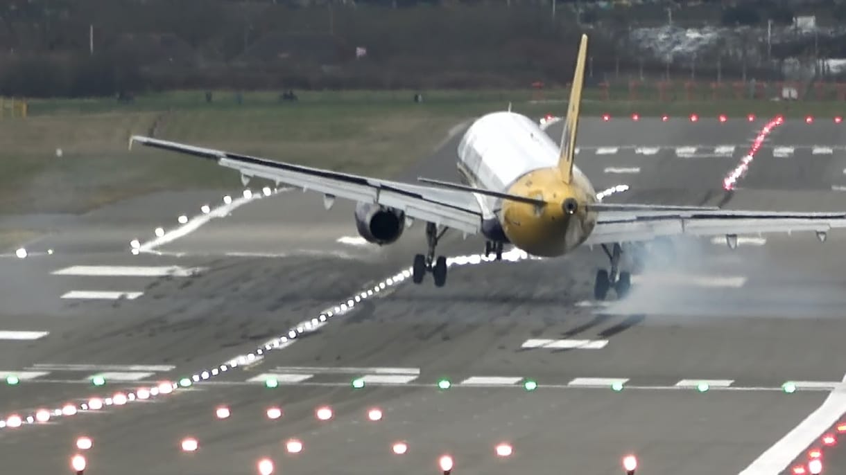 Videó: 8 pilóta sem tudta letenni a repülőgépét, alaposan megizzadtak az utasok