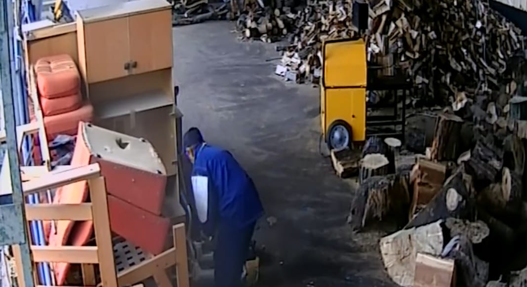 Talán sosem készült még fűkaszalopásról ilyen tökéletes videó