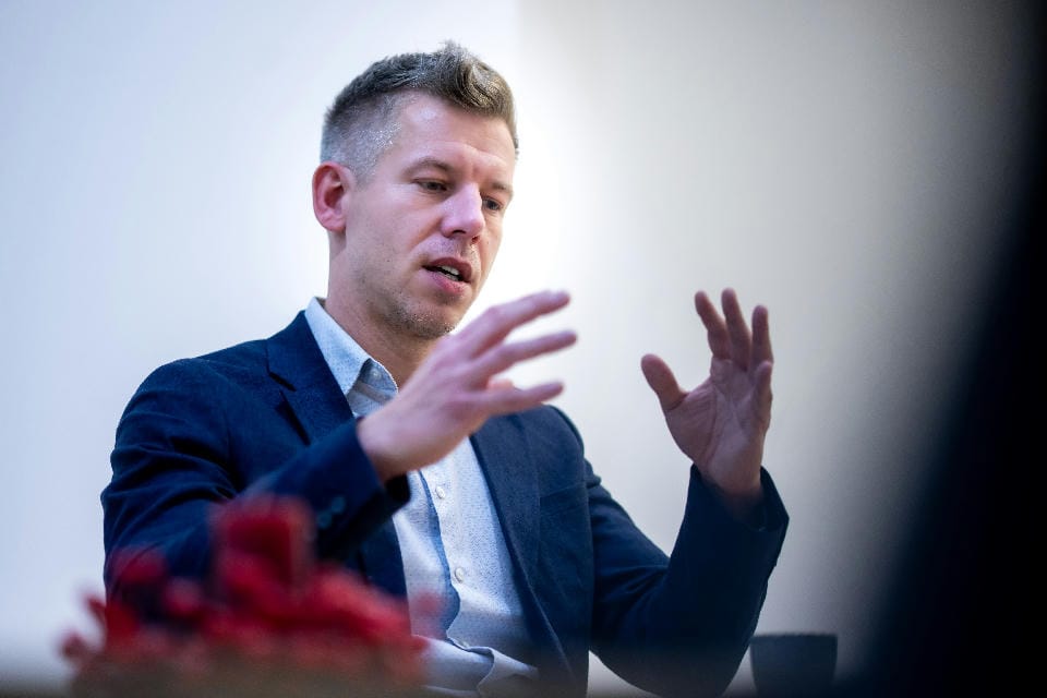 Miért most, és miért így szállt be Magyar Péter a Rákosdubaj körüli vitába?