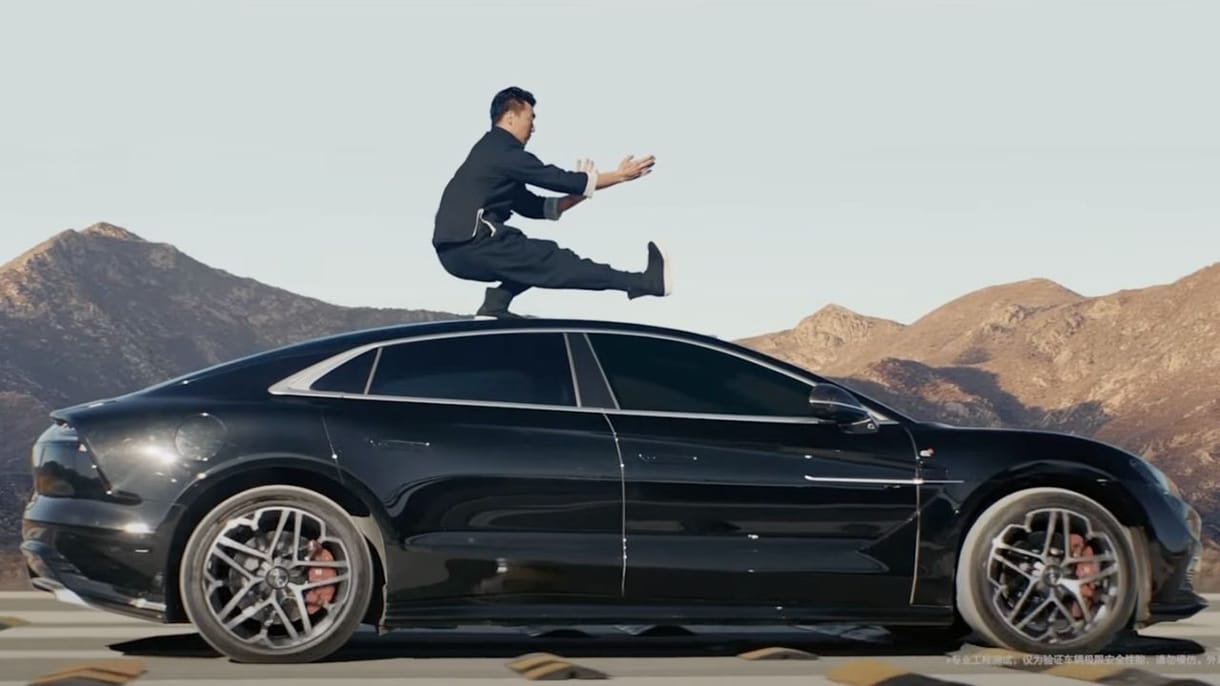 Erre Van Damme is csettintene, kungfumesterrel szemlélteti csodafutóművét a BYD – videó