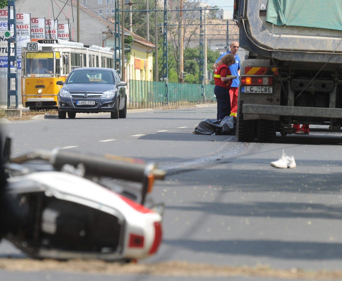 Halálosos motoros baleset az Üllői úton -  fotók