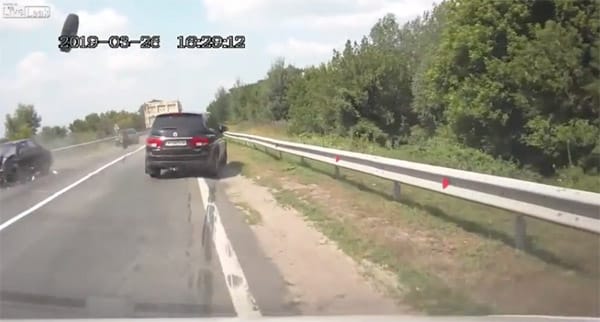 Ilyen, amikor nem kegyelmez a teherautóról elszabadult kerék – videó