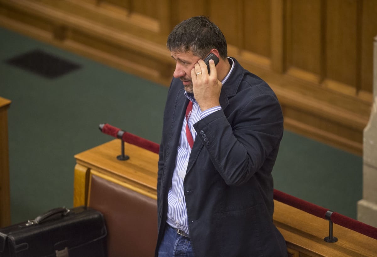 Simonkának fájt a térde, ezért nem ment el a bírósági tárgyalásra