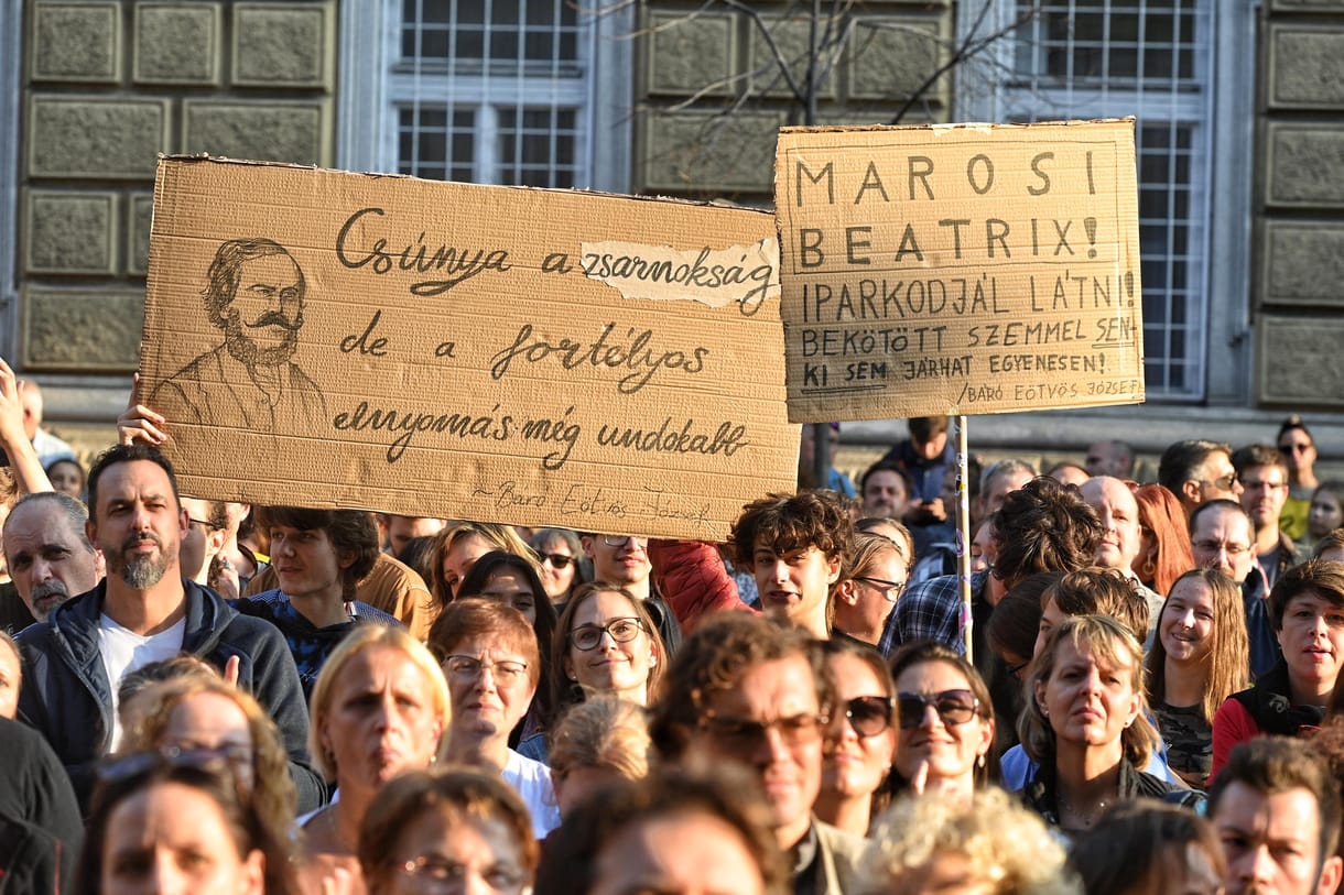 Tüntetők segítettek Marosi Beatrix tankerület-vezetőnek kihajtani a tömegből