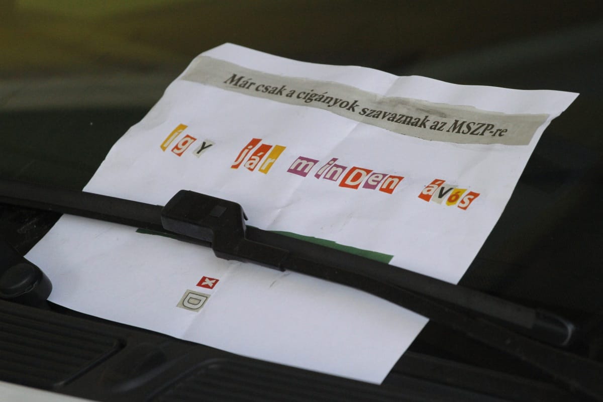 Megnyúzott kutyatetemet raktak a miskolci MSZP-iroda ajtajához