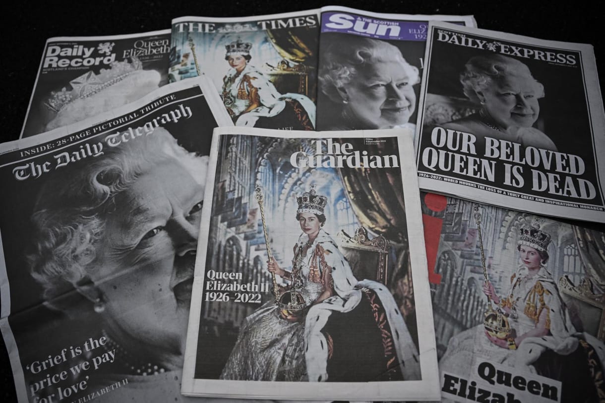 “Egy élet szolgálatban”, “Szerettünk nagys’asszony” – történelmi címlapokkal búcsúztak a brit lapok