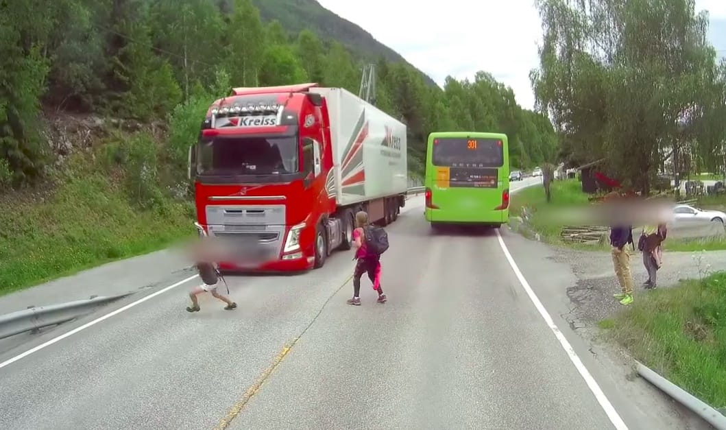 A busz mögül szaladtak az úttestre a gyerekek, de jött a kamion – videó