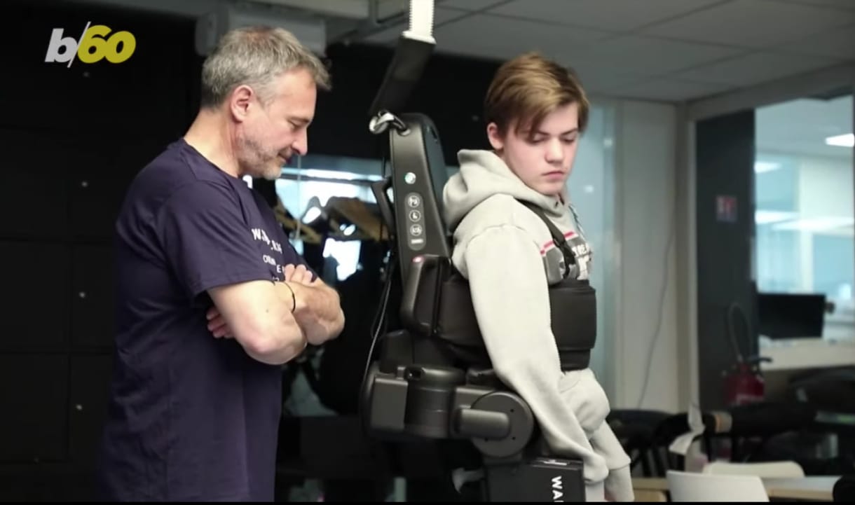 Robotvázat épített az édesapa, hogy járni tudjon a 16 éves fia – videó