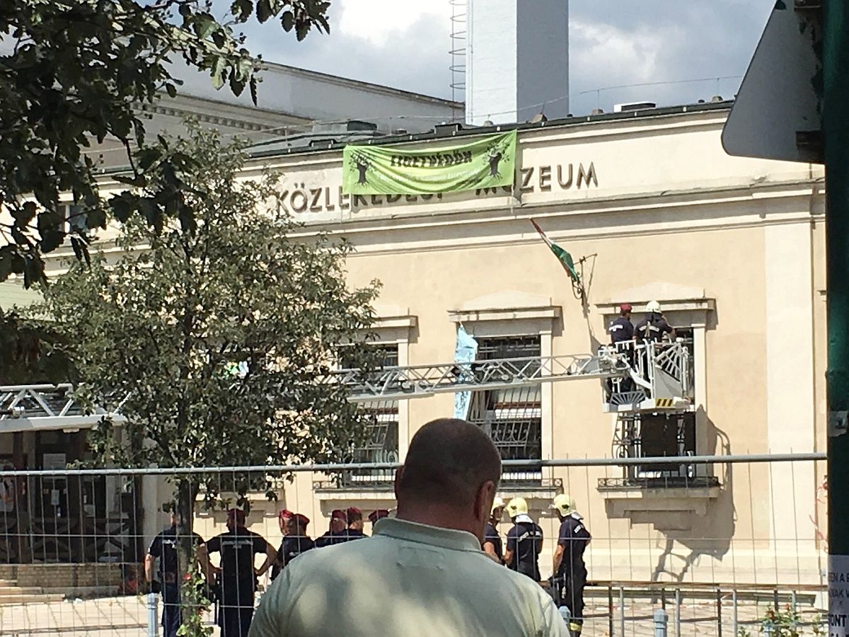 Leszedték a ligetvédő aktivistákat a közlekedési múzeumról - fotók, videók