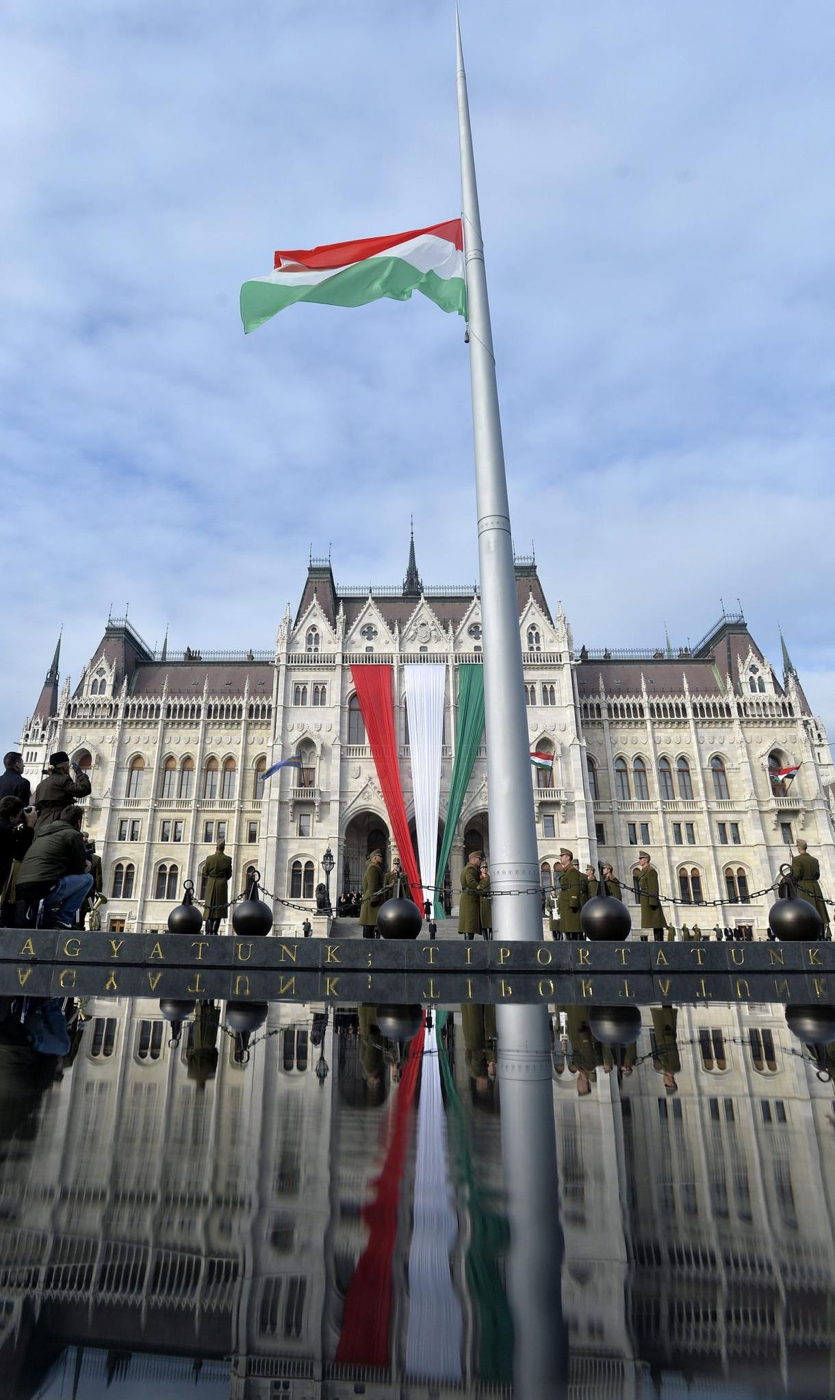 Nemzeti gyásznap: félárbócra eresztették a magyar zászlót