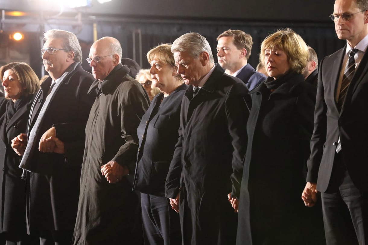 Fotók: Egymás kezét fogva gyászoltak a német vezetők, Merkel is