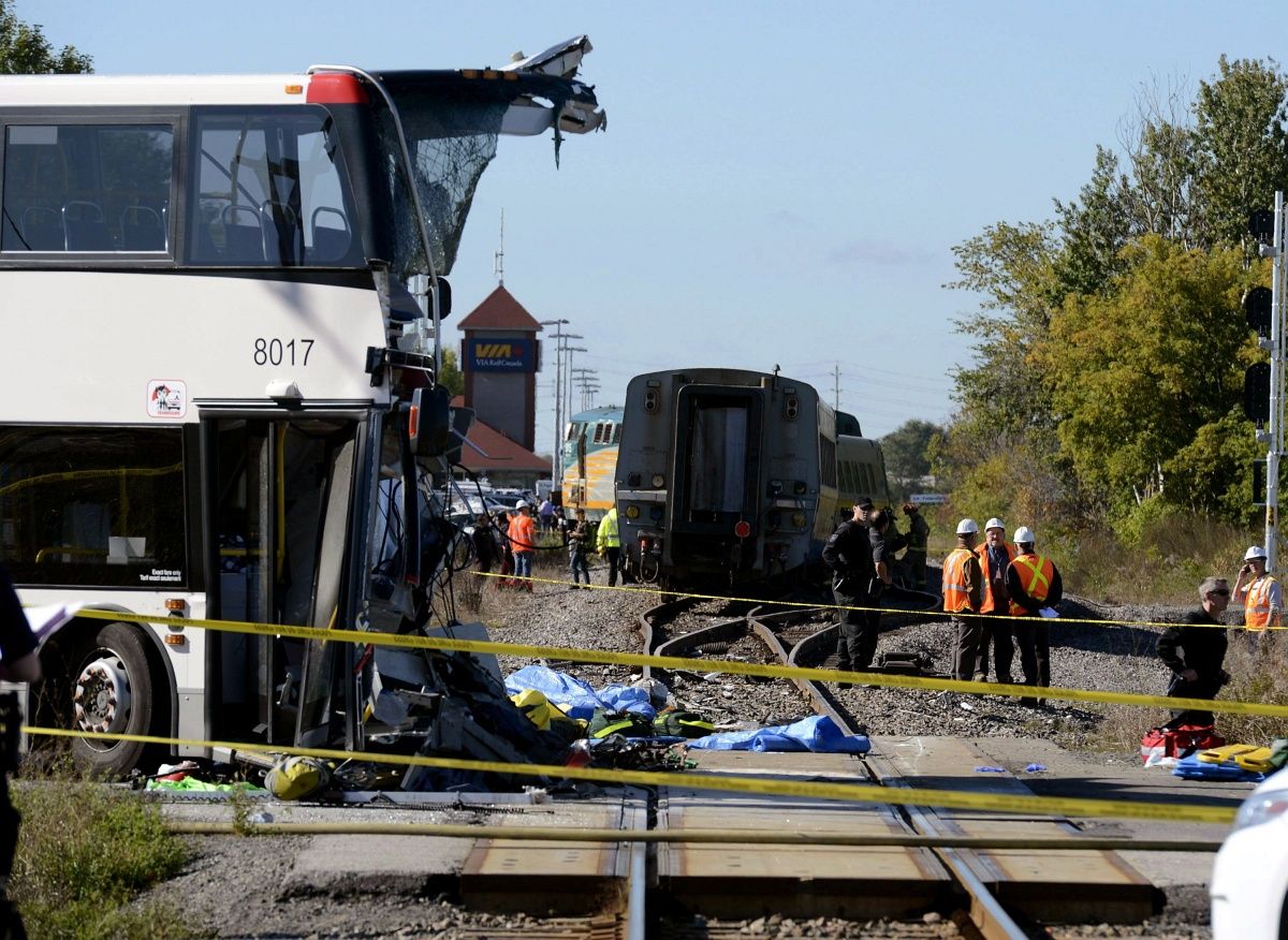 Emeletes busz és vonat ütközött össze Ottawában