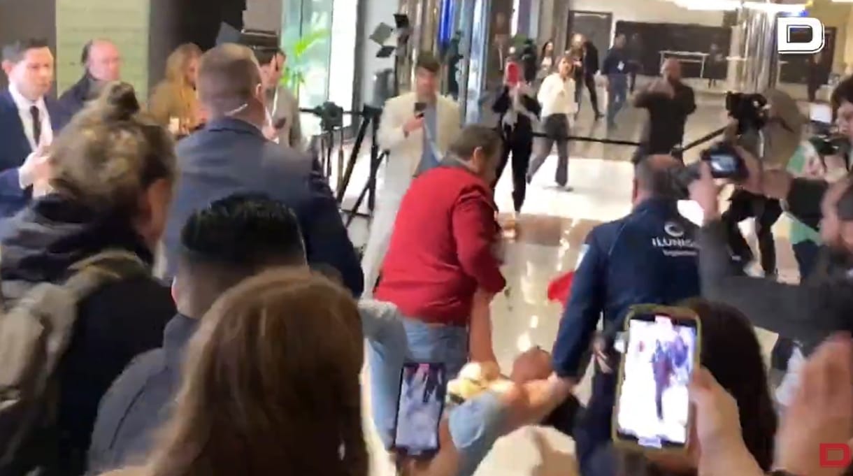 Félmeztelen Femen-aktivista zavarta meg a Patrióták madridi csúcstalálkozóját – videó