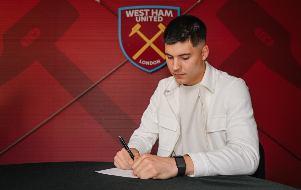 Hosszabbított magyar játékosával a Premier League-csapat