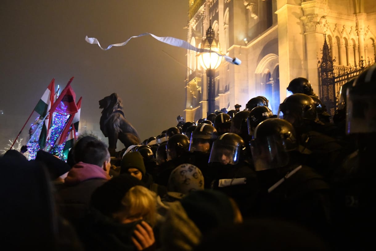Felfüggesztett börtönre ítéltek tojásdobálásért egy Kossuth téri tüntetőt