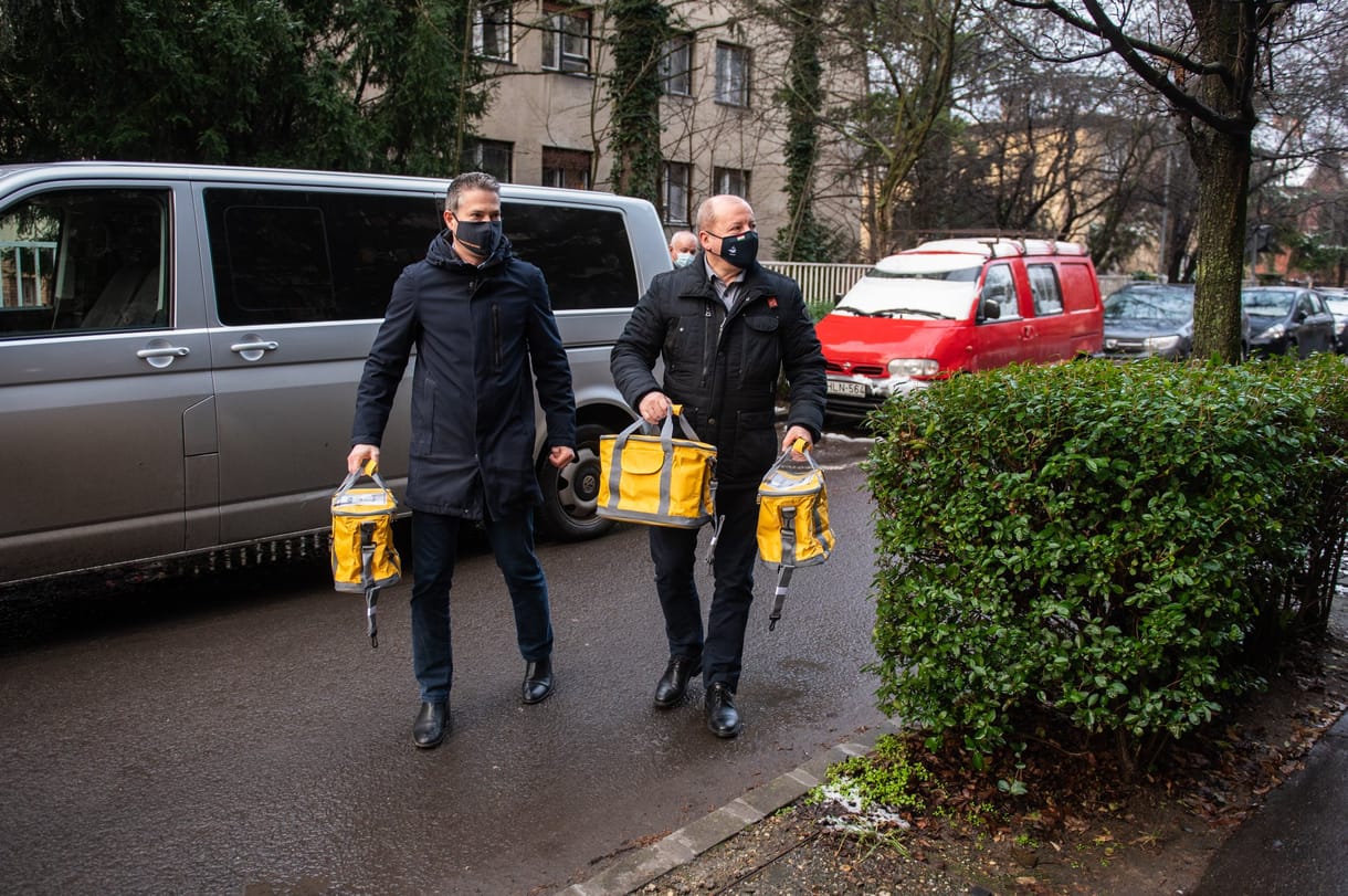 Orbán Balázs szerint nincs azzal baj, hogy kormánypárti politikus is jelen van a vakcinák kiszállításánál