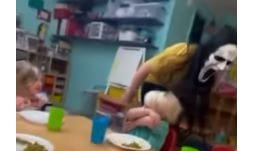 Horrorisztikus nevelési módszer: Sikoly-maszkban rémisztgetik a zokogó bölcsődéseket