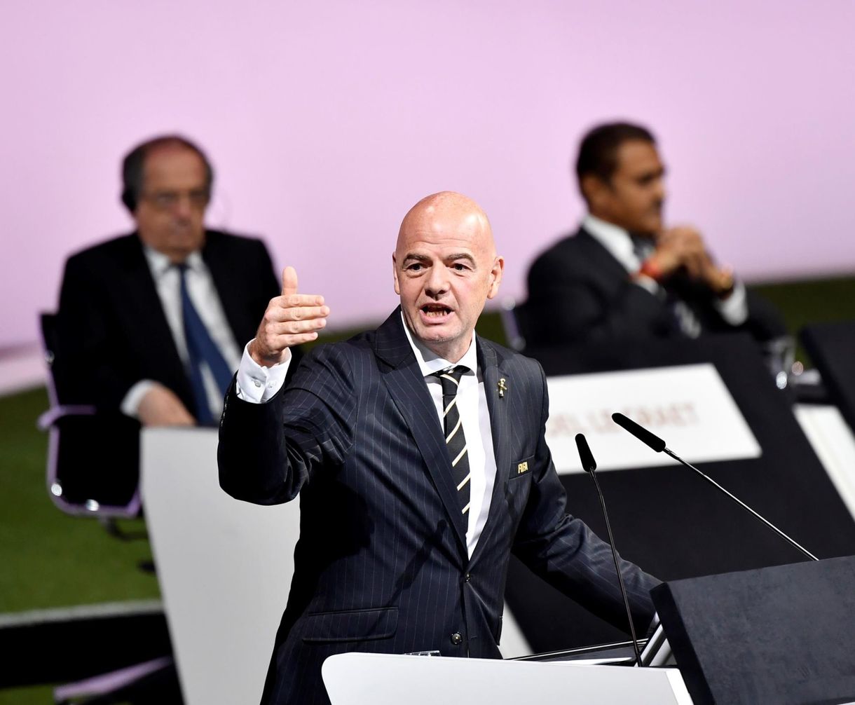 A FIFA-elnök személyes kapcsolataival simíthatta el korrupciós botrányát