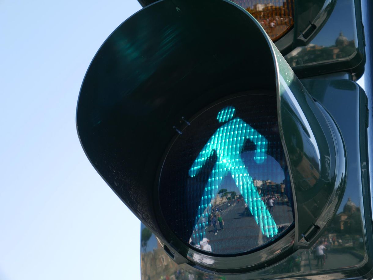 A zebrán gázolta el a gyerekét a biciklijén toló anyát egy autós