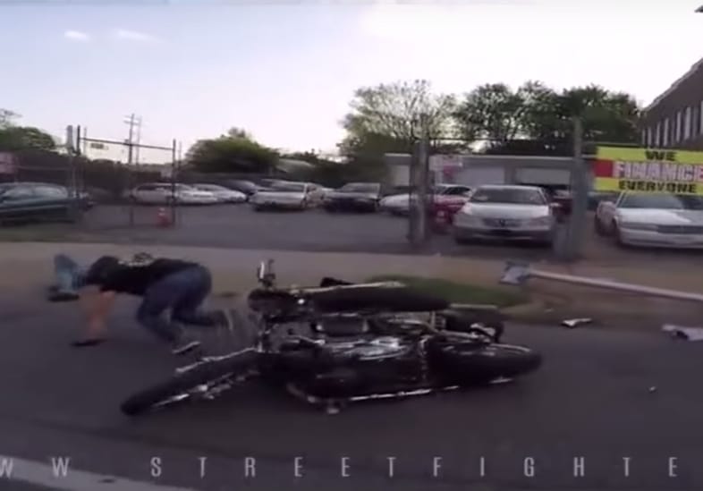 Ezért nem szabad a járdán motorozni - videó