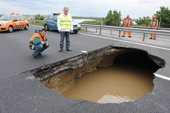 A nap képe: beszakadt az M1-es sztráda