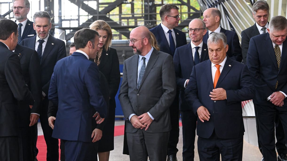 Videó: Orbán Viktor magányosan vonult be az EU-tagállamok vezetőinek közös fotózására