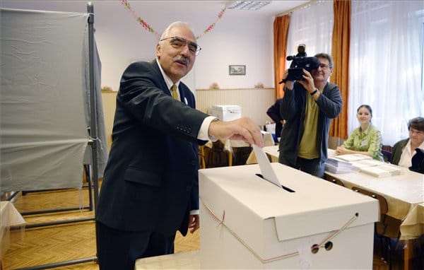 Bokros Lajos feleségével szavazott, és nem mondott semmit