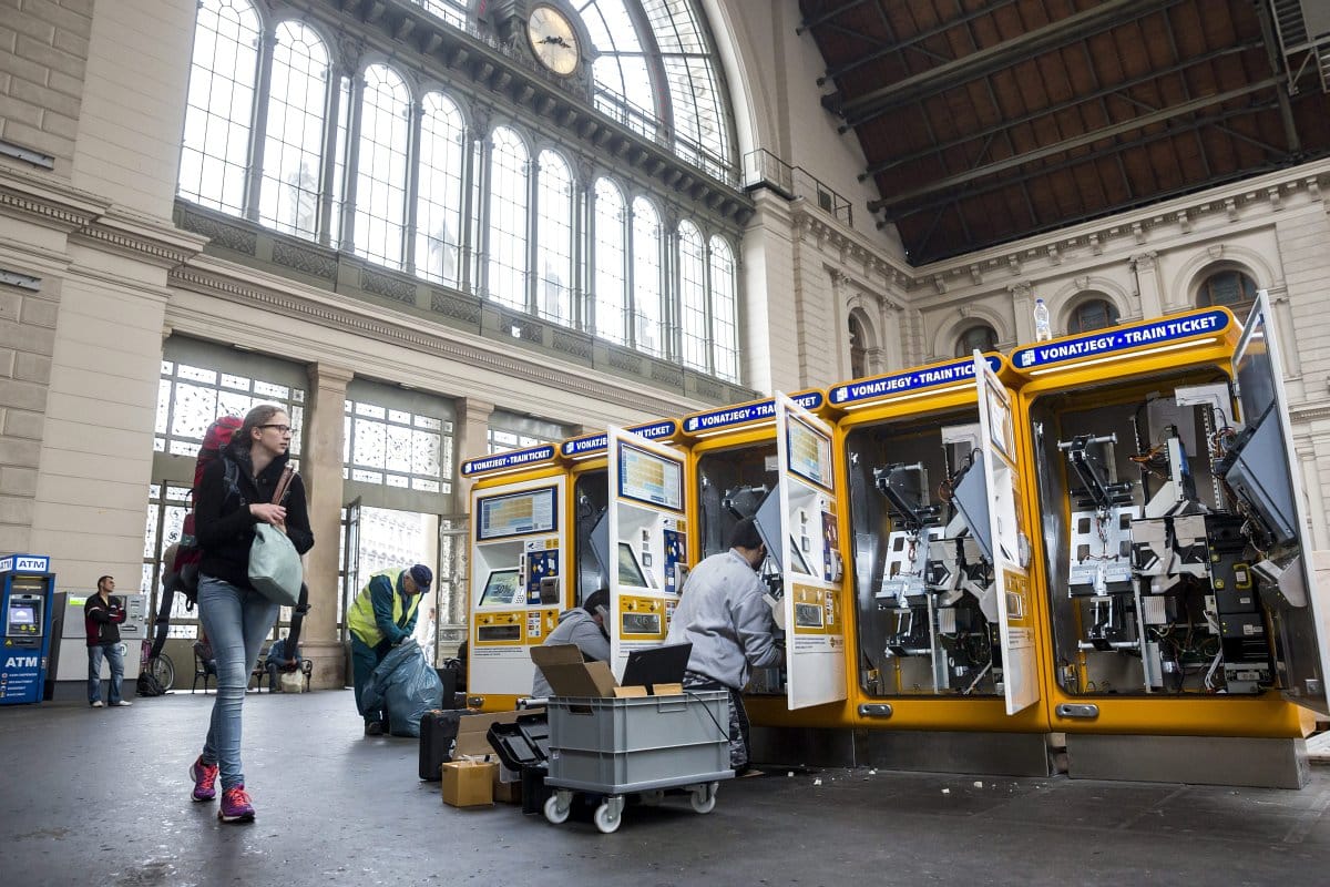 Törmelék borítja a síneket, még mindig bénult a Keleti pályaudvar