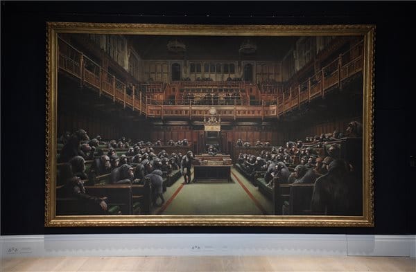 A parlamentben csupa majom – rekordáron kelt el Banksy képe