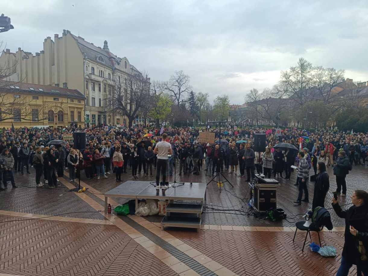 Szegeden is lezártak egy hidat a Pride betiltása ellen tüntetők